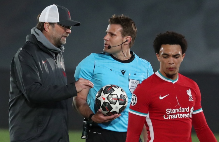 格林10+8+12库里5记三分，黄蜂后场双枪空砍60分，勇士交手7连胜